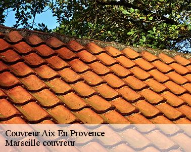 Les travaux de changement de la couverture de la toiture d'un immeuble à Aix En Provence