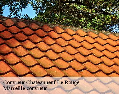 Les travaux de changement de la couverture de la toiture d'un immeuble à Chateauneuf Le Rouge
