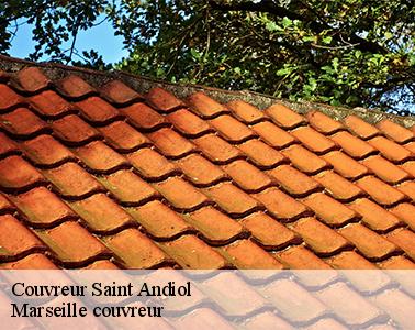 Les travaux de changement de la couverture de la toiture d'un immeuble à Saint Andiol